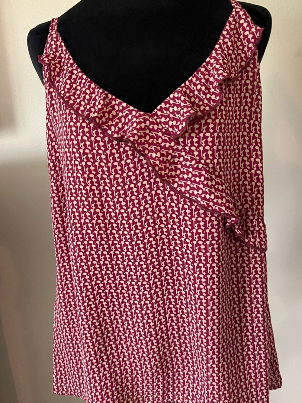 Cabi Ruffle Neck Blouse Size L Red Cream Geometric Print Sleeveless Top